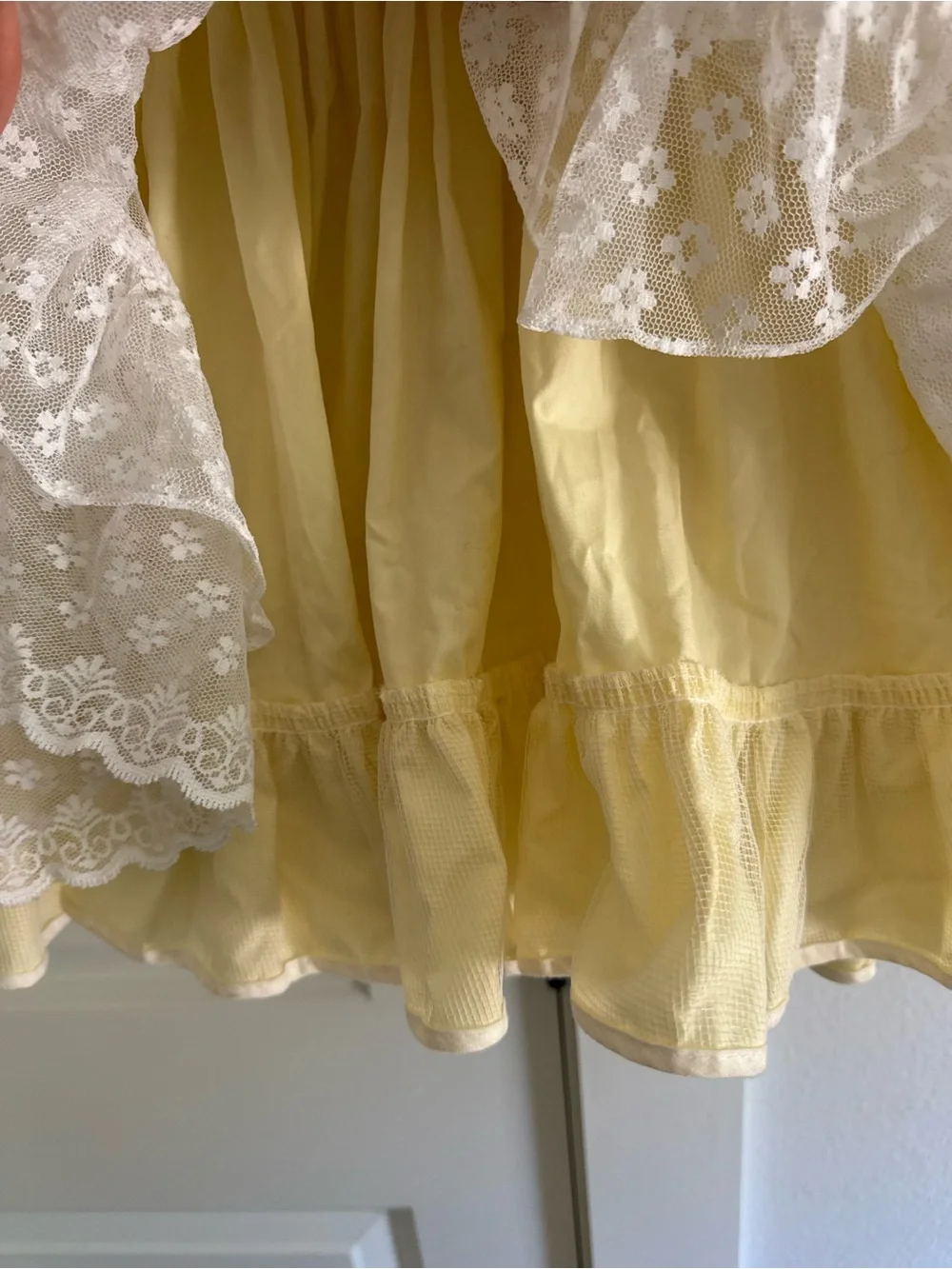 Vintage Golden Age Girls Size 6 Yellow White Floral Lace pageant dress
